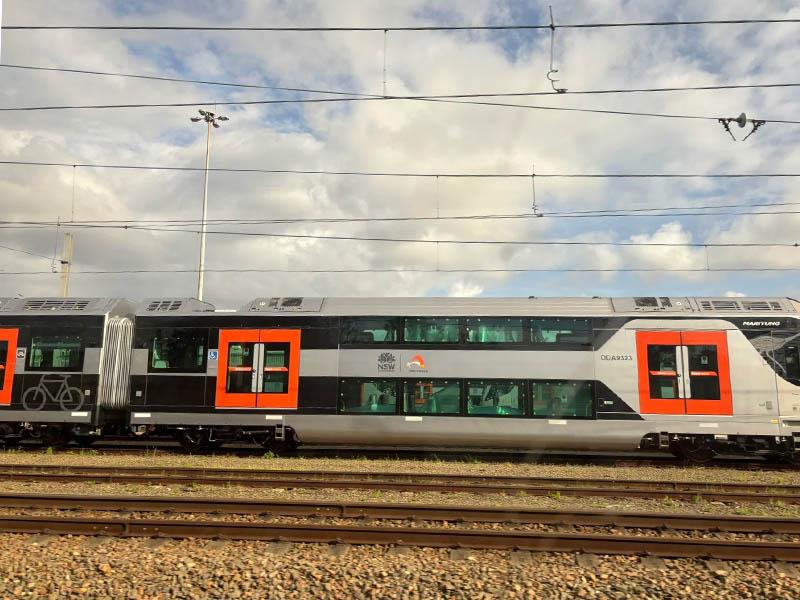 For connectors between high-speed rail carriages, which type should be selected if the plugging frequency is low but the service life requirement is high?