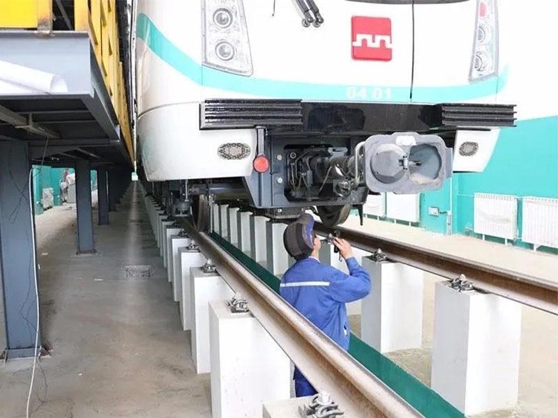 For the traction control system of light rail with a large current (30A), what connector should be selected?