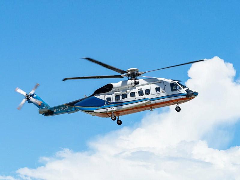 Which connector should be selected for the engine monitoring sensor of helicopters operating at a temperature of 120℃?