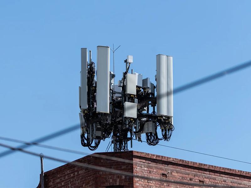 Communication base station power connector